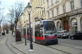 Wien sporvognslinje 62 med lavgulvsledvogn 5 ved Oper  (Kärntner Ring) (2010)