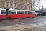 Wien sporvognslinje 71 med bivogn 1479 ved Ring, Volkstheater U (2013)