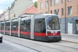 Wien sporvognslinje D med lavgulvsledvogn 650 på Heiligenstädter Straße (2014)