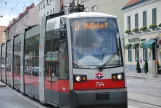 Wien sporvognslinje D med lavgulvsledvogn 764 på Heiligenstädter Straße (2014)