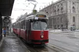 Wien sporvognslinje D med ledvogn 4014 ved Burgring (2013)
