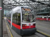 Wien sporvognslinje O med lavgulvsledvogn 12 ved Praterstern (2016)