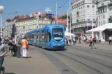 Zagreb sporvognslinje 17 med lavgulvsledvogn 2231 på Trg J. Jelačića (2008)
