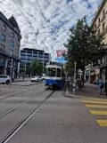 Zürich sporvognslinje 7 med ledvogn 2067 på Bahnhofstrasse (2023)
