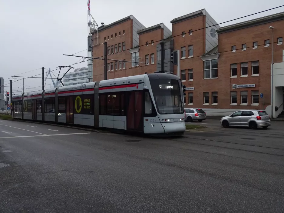 Aarhus letbanelinje L2 med lavgulvsledvogn 1103-1203 i krydset Nørreport/Mejlgade (2019)