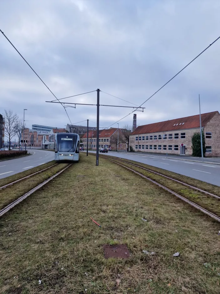 Aarhus letbanelinje L2 med lavgulvsledvogn 1105-1205 på Nørreport (2023)