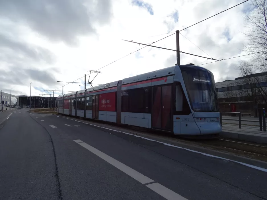 Aarhus letbanelinje L2 med lavgulvsledvogn 1105-1205 ved Olof Palmes Alle (2018)