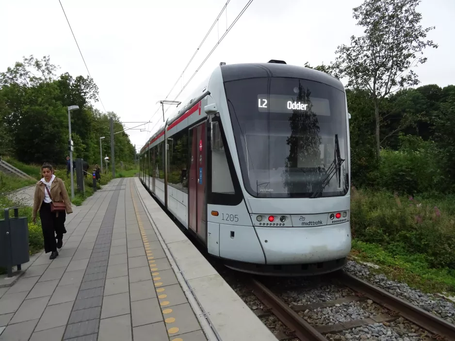 Aarhus letbanelinje L2 med lavgulvsledvogn 1105-1205 ved Rosenhøj  set mod Odder (2021)