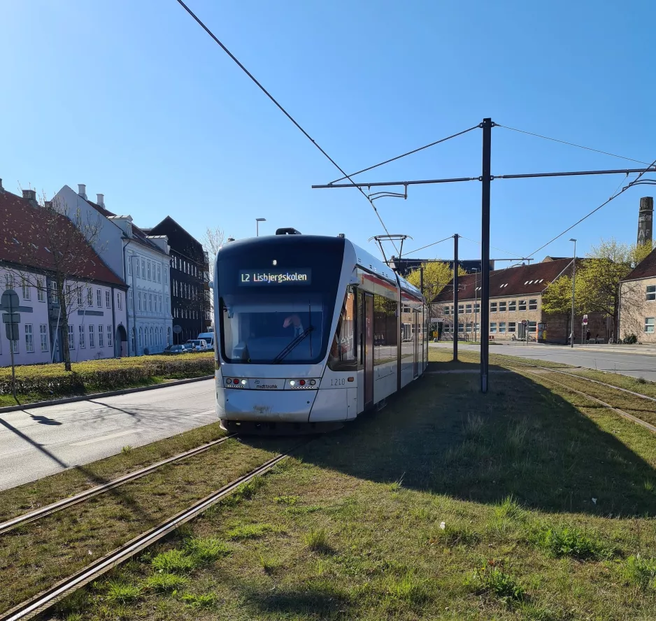 Aarhus letbanelinje L2 med lavgulvsledvogn 1110-1210 ved Nørreport (2021)