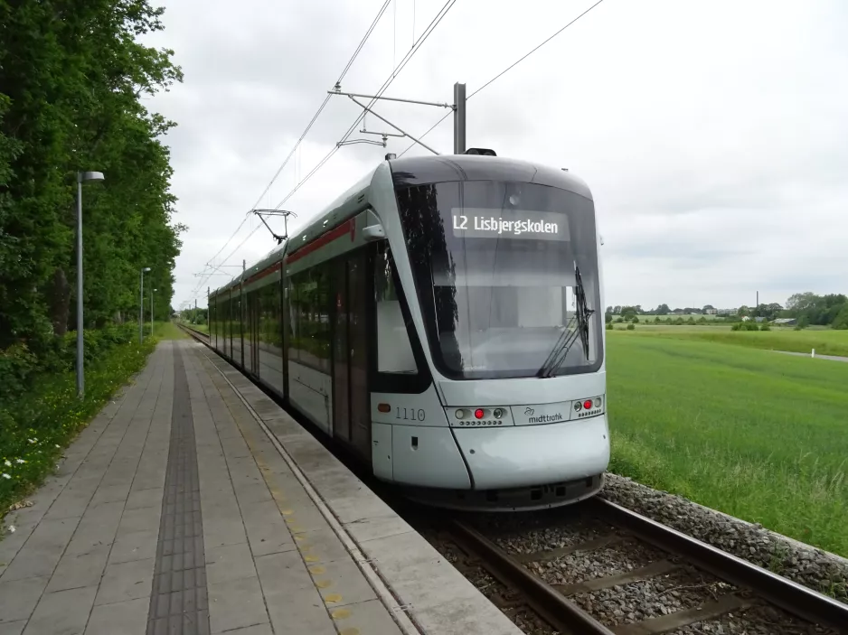 Aarhus letbanelinje L2 med lavgulvsledvogn 1110-1210 ved Nørrevænget (2021)