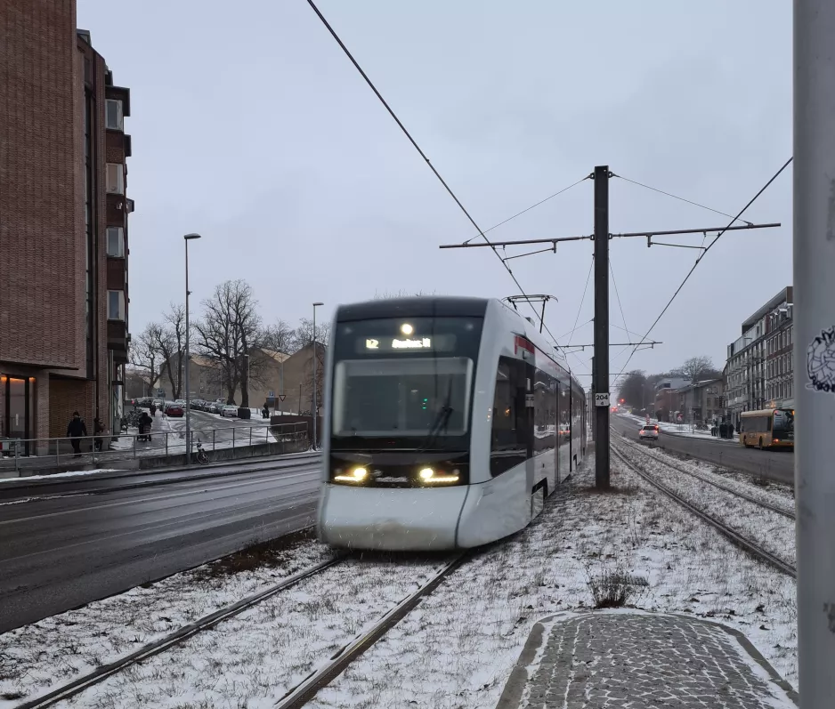 Aarhus letbanelinje L2 med lavgulvsledvogn 2102-2202, forsiden Nørrebrogade (2021)