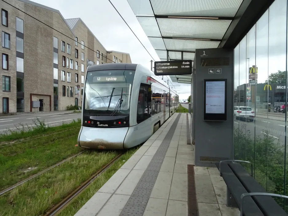 Aarhus letbanelinje L2 med lavgulvsledvogn 2102-2202 ved Stockholmsgade (2024)