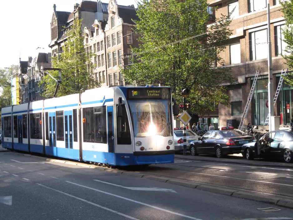 Amsterdam sporvognslinje 1 med lavgulvsledvogn 2035 på Nieuwezijds Voorburgwal (2009)