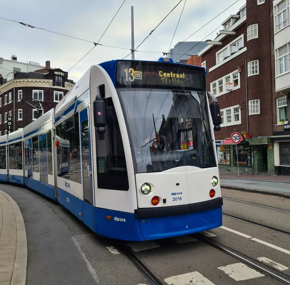 Amsterdam sporvognslinje 13 med lavgulvsledvogn 2015 på Nieuwezijds Voorburgwal (2021)