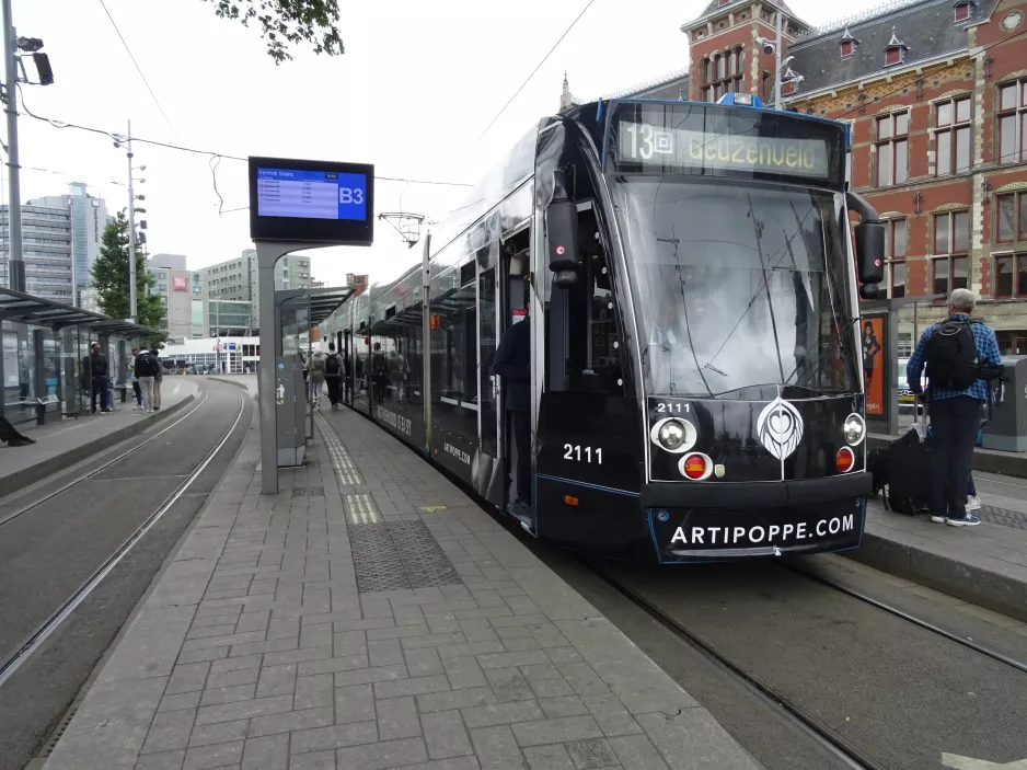 Amsterdam sporvognslinje 13 med lavgulvsledvogn 2111 ved Centraal Station (2022)