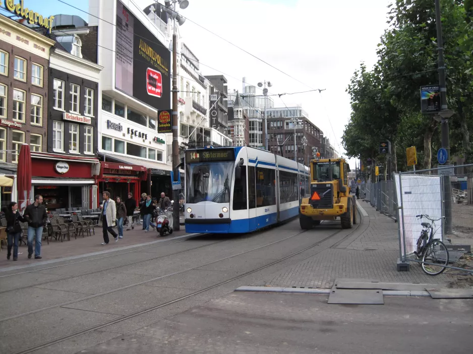 Amsterdam sporvognslinje 14 med lavgulvsledvogn 2082 ved Rembrandtplein (2009)