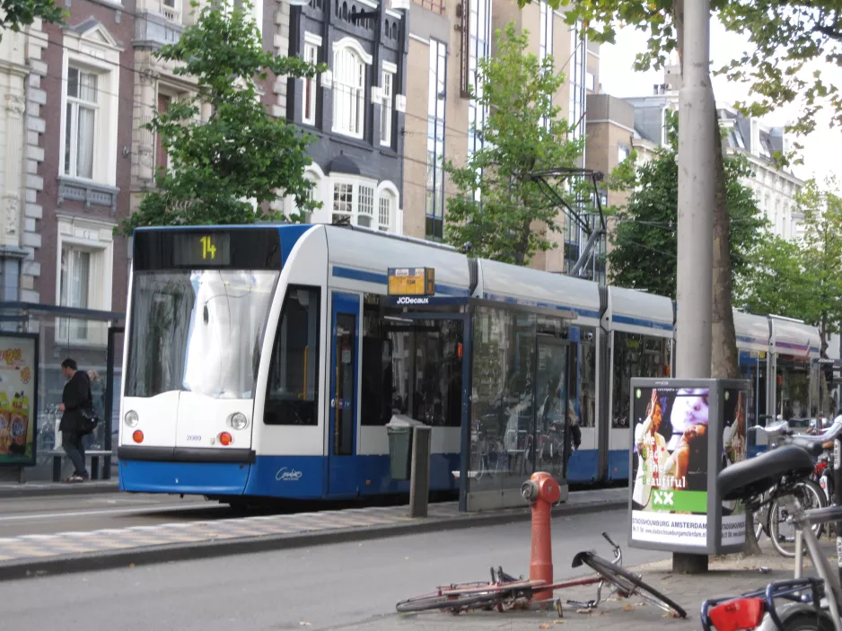 Amsterdam sporvognslinje 14 med lavgulvsledvogn 2089 ved Artis (2009)