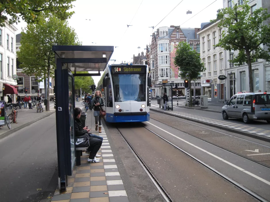 Amsterdam sporvognslinje 14 med lavgulvsledvogn 2125 ved Artis (2009)