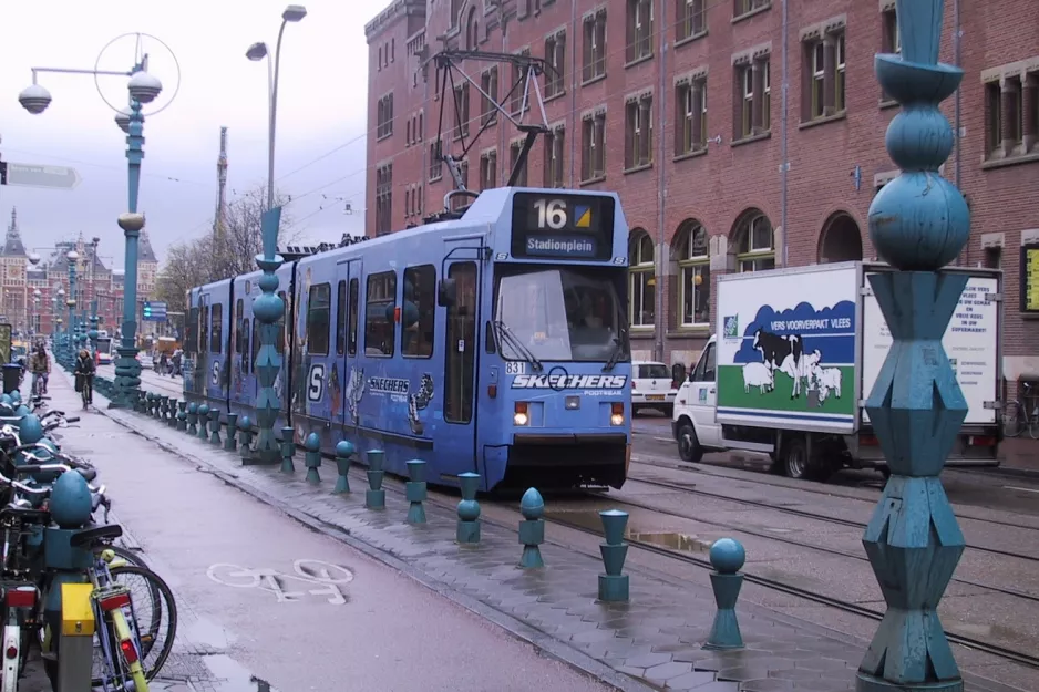 Amsterdam sporvognslinje 16 med ledvogn 831 på Damrak (2004)