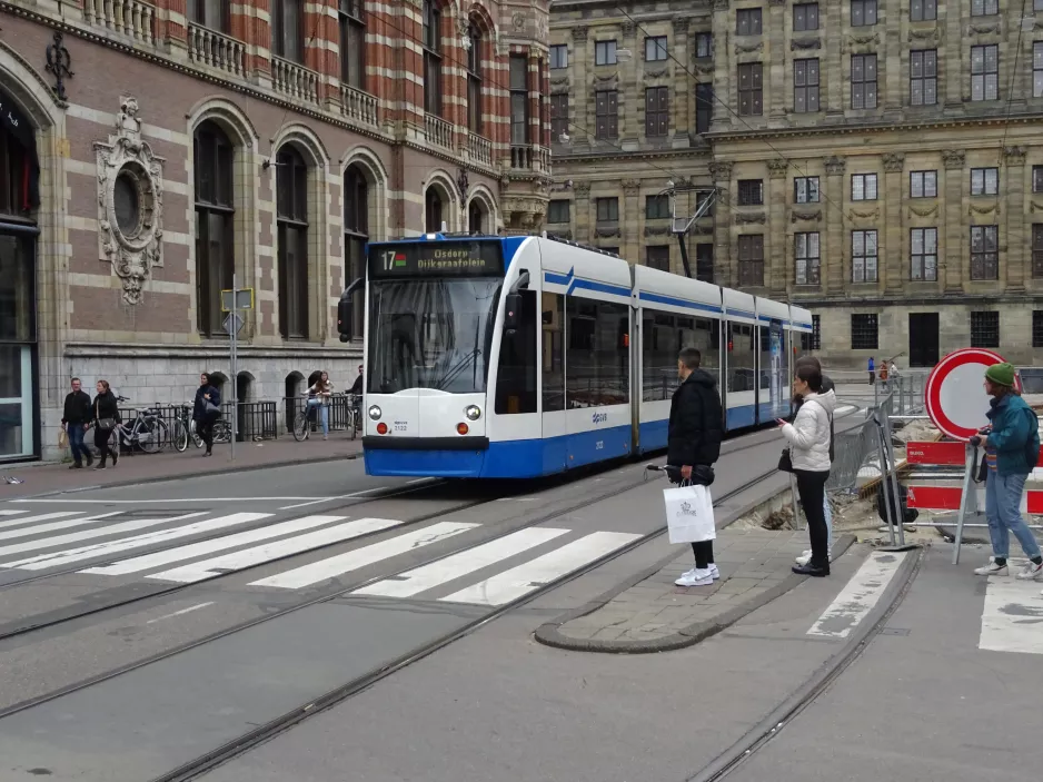 Amsterdam sporvognslinje 17 med lavgulvsledvogn 2122 på Raadhuisstraat (2022)