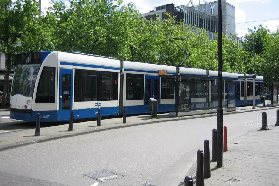 Amsterdam sporvognslinje 2 med lavgulvsledvogn 2040 ved Nieuwezijds Kolk (2006)