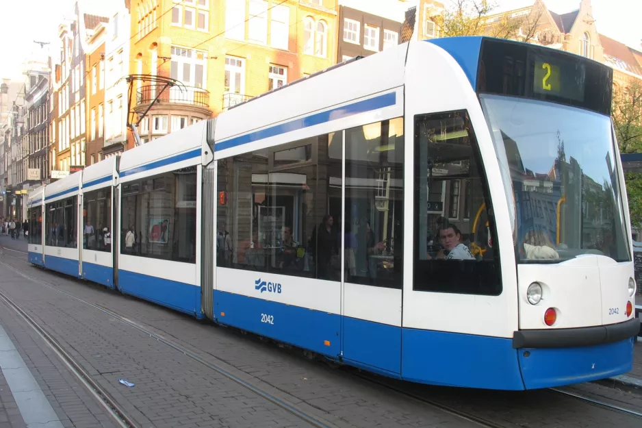 Amsterdam sporvognslinje 2 med lavgulvsledvogn 2042 på Vijzelstraat (2010)