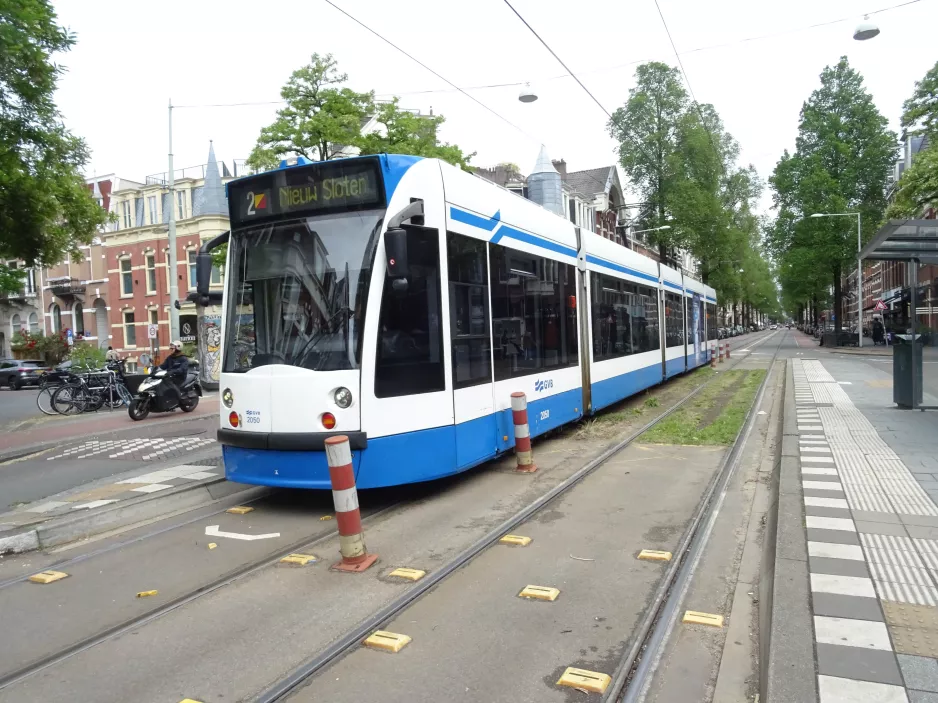 Amsterdam sporvognslinje 2 med lavgulvsledvogn 2050 ved Cornelis Schuytstraat (2022)