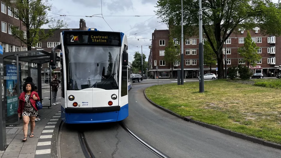 Amsterdam sporvognslinje 2 med lavgulvsledvogn 2117 ved Hoofddorpplein (2022)