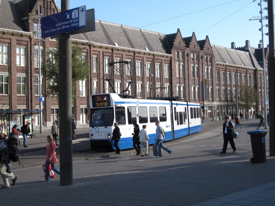 Amsterdam sporvognslinje 24 med ledvogn 817 ved Centraal Station (2009)