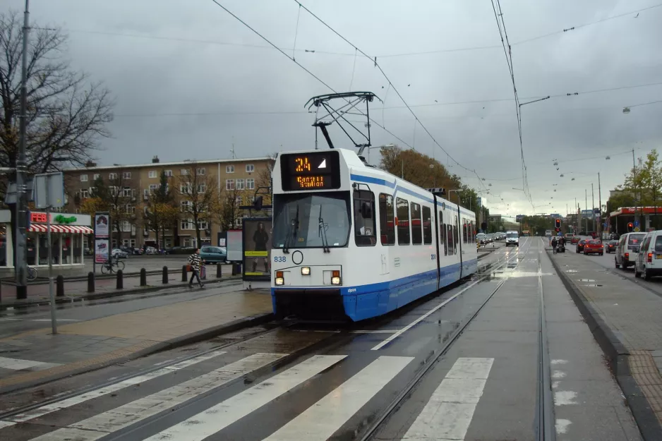 Amsterdam sporvognslinje 24 med ledvogn 838 ved Stadionplein (2011)