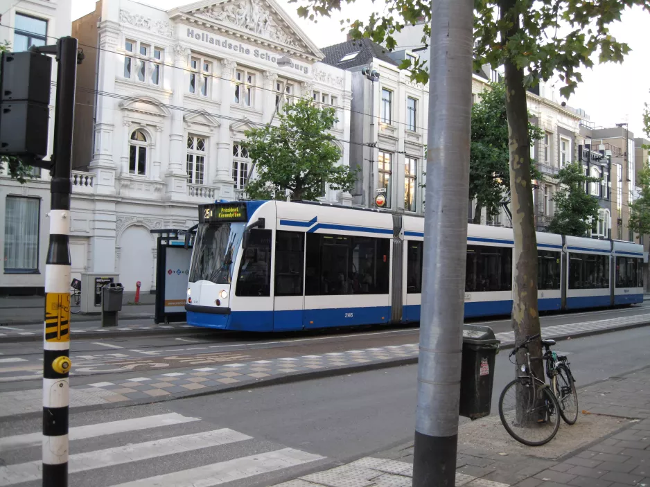 Amsterdam sporvognslinje 25 med lavgulvsledvogn 2145 på Sarphatistraat (2009)