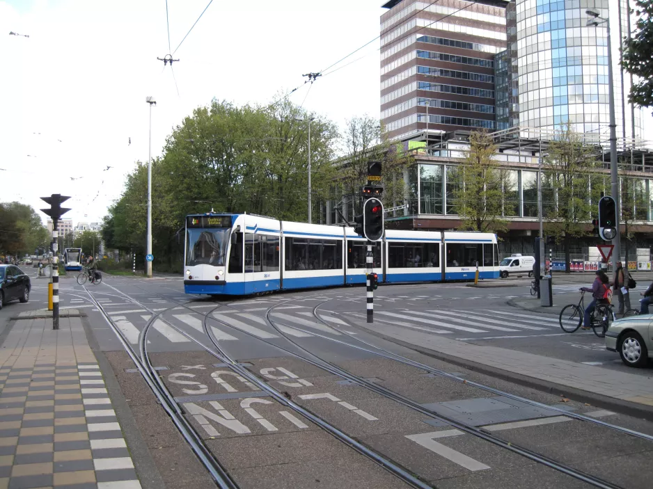 Amsterdam sporvognslinje 4 med lavgulvsledvogn 2082 i krydset Frederiksplein/Westeinde (2009)