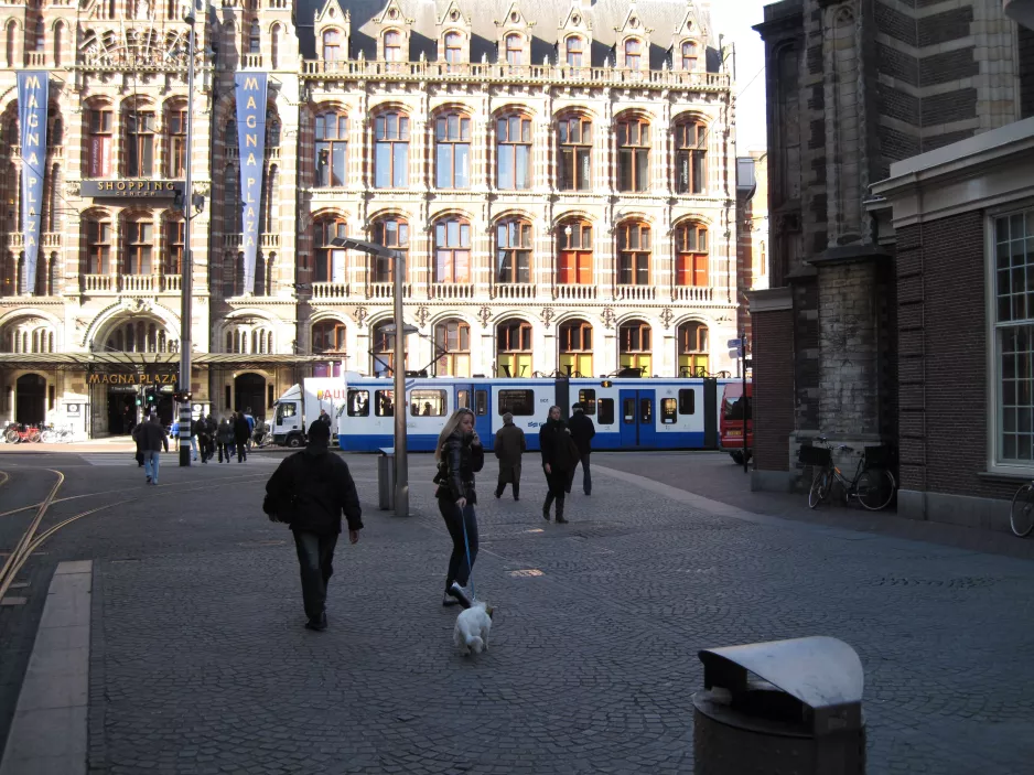 Amsterdam sporvognslinje 5 med ledvogn 901 på Nieuwezijds Voorburgwal (2009)