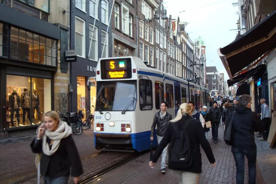 Amsterdam sporvognslinje 5 med ledvogn 906 på Leidsestraat (2011)