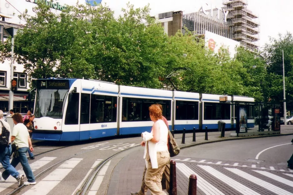 Amsterdam sporvognslinje 7 med lavgulvsledvogn 2111 på Leidseplein (2007)