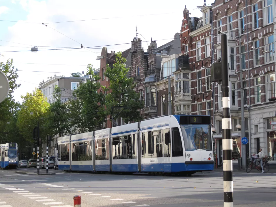 Amsterdam sporvognslinje 9 med lavgulvsledvogn 2097 på Plantage Middenlaan (2009)