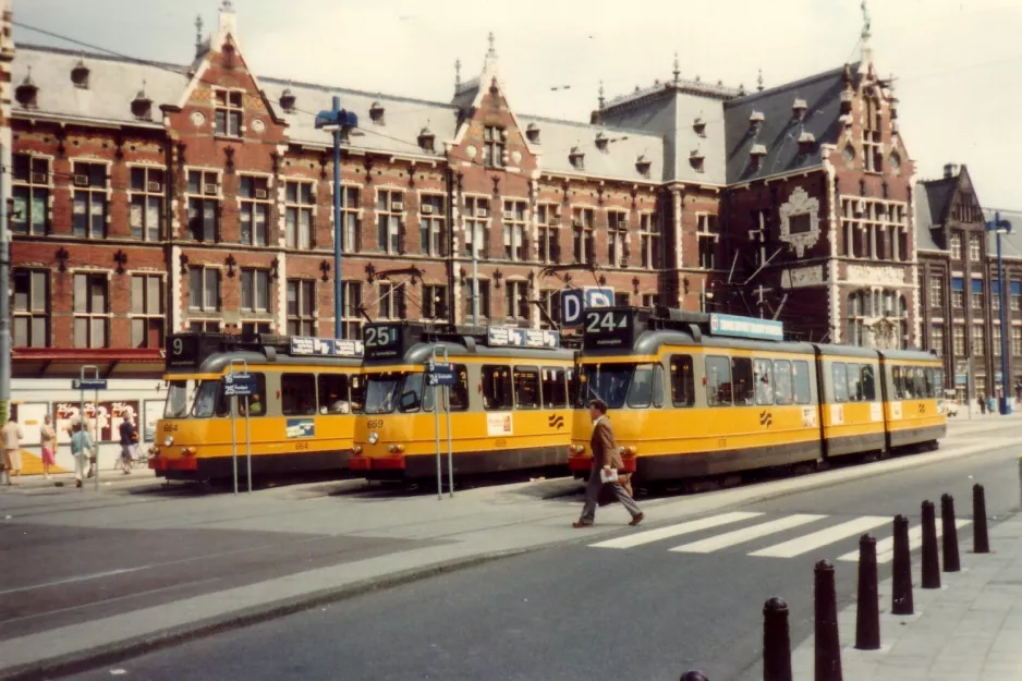 Amsterdam sporvognslinje 9 med ledvogn 664 ved Centraal Station (1981)