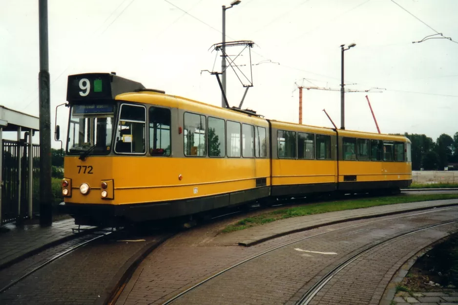 Amsterdam sporvognslinje 9 med ledvogn 722 ved Diemen (Sniep) (2002)
