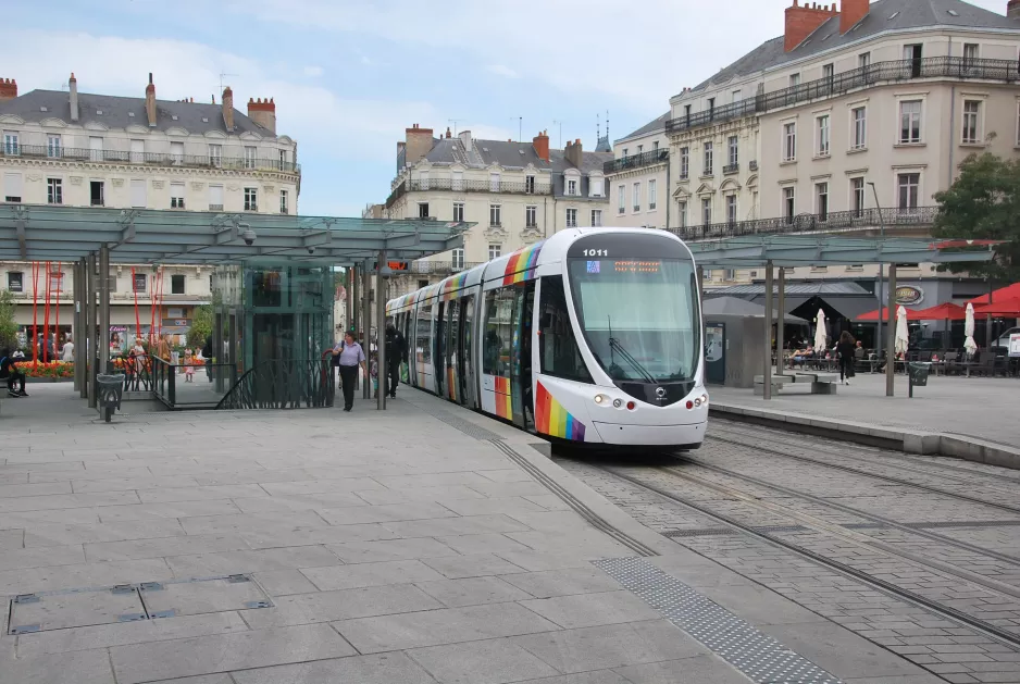 Angers sporvognslinje A med lavgulvsledvogn 1011 ved Ralliement (2016)