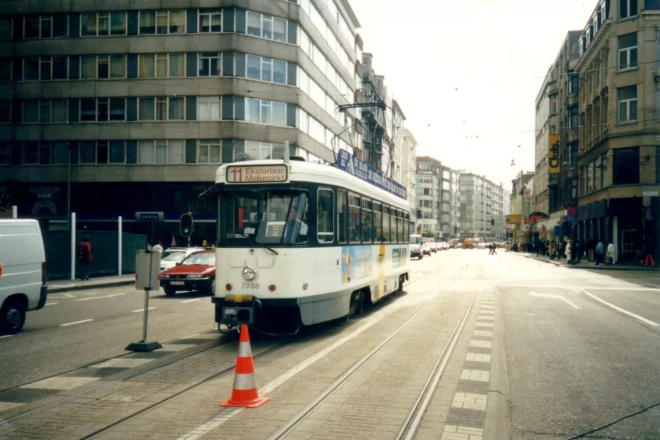 Antwerpen sporvognslinje 11 med motorvogn 7088 tæt på Centraal Station (2002)