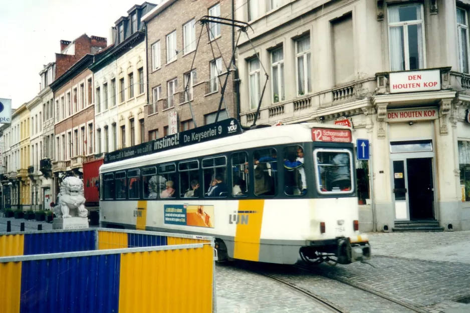 Antwerpen sporvognslinje 12 med motorvogn 7154 nær De Coninck (2002)