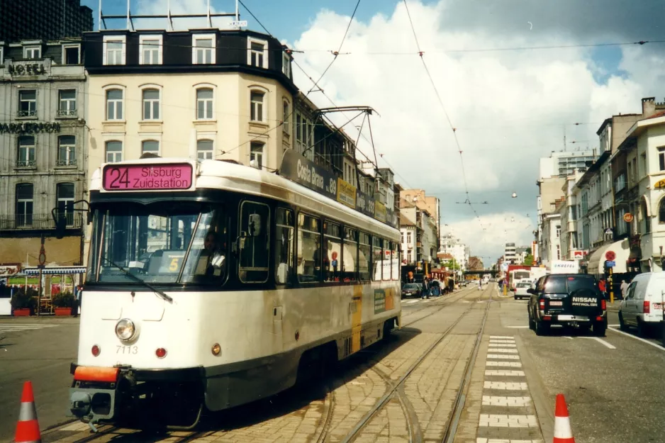 Antwerpen sporvognslinje 24 med motorvogn 7113 på Gemeentestraat, Koningin Astridplein (2002)