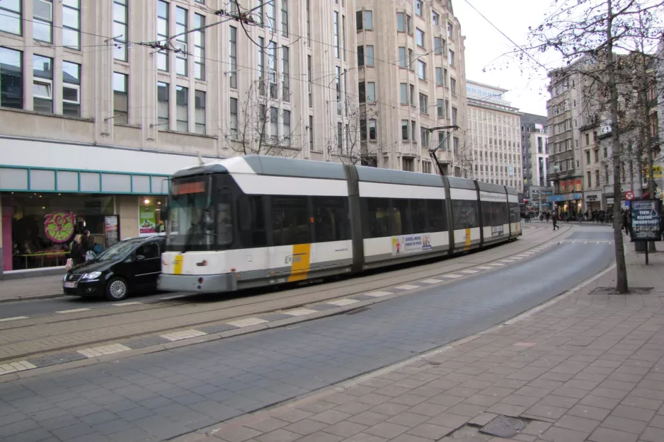 Antwerpen sporvognslinje 5 med lavgulvsledvogn 7222 på Schoenmarkt (2011)