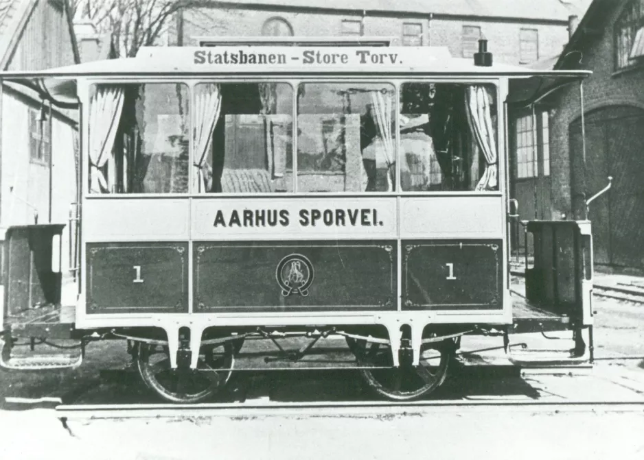 Arkivfoto: Aarhus hestesporvogn 1 inde i Scandia's gård, set fra siden (1884)