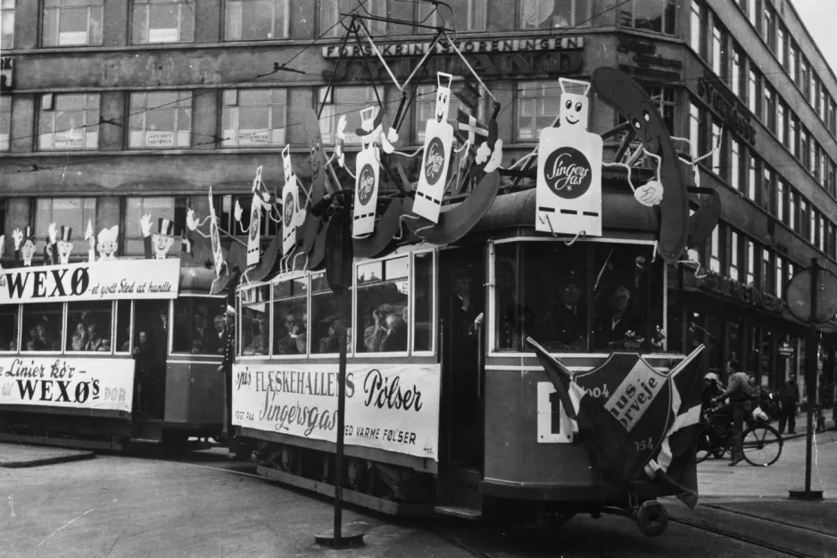 Arkivfoto: Aarhus sporvognslinje 1 med motorvogn 8 ved Banegårdspladsen (1954)