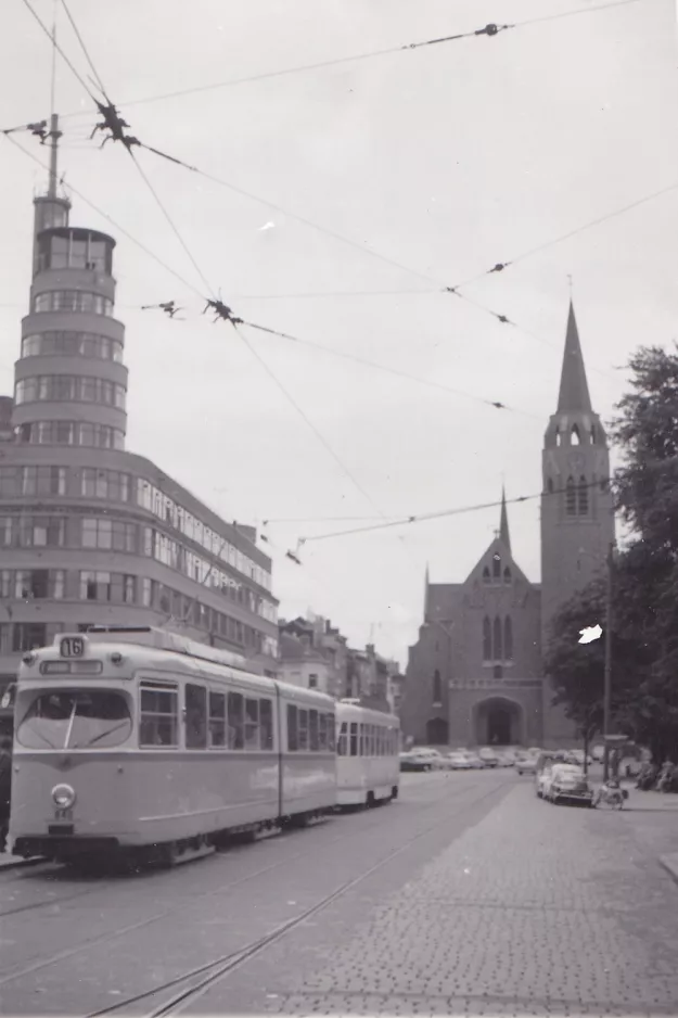 Arkivfoto: Bruxelles sporvognslinje 16 med ledvogn 840 på Chaussée d'Ixelles (1962)