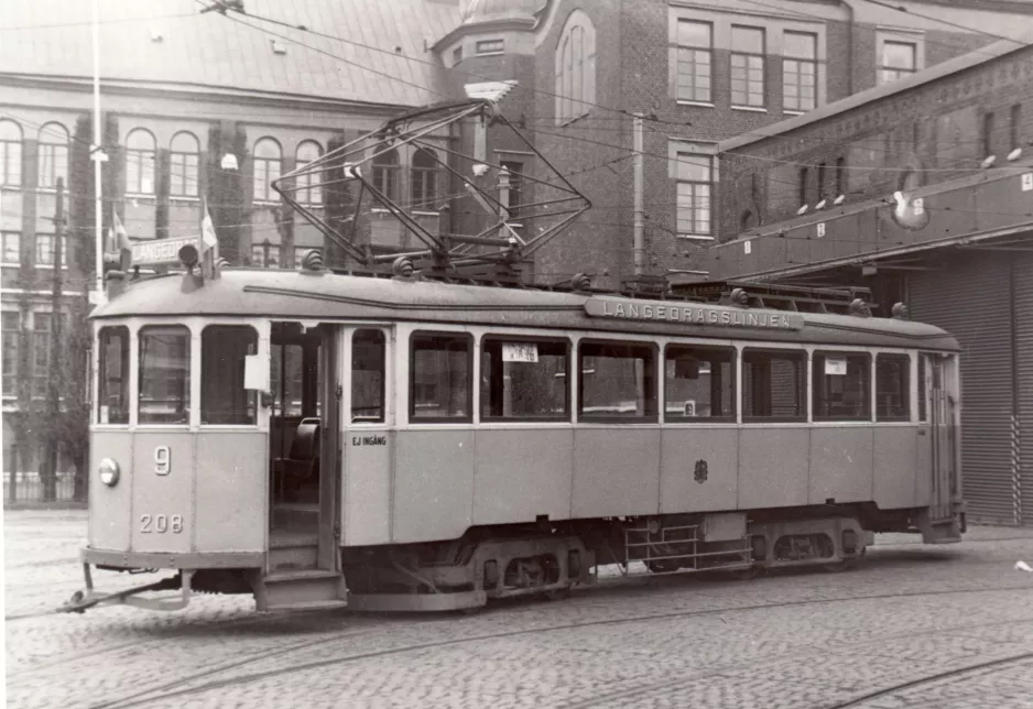 Arkivfoto: Gøteborg motorvogn 209 foran remisen Stampen (1928)