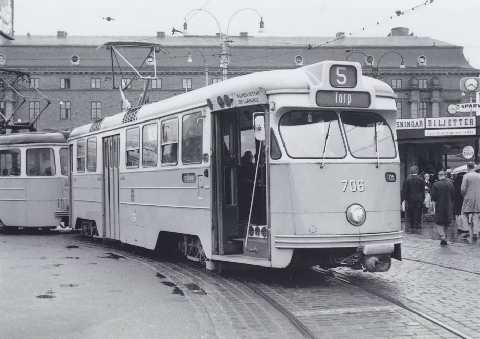 Arkivfoto: Gøteborg sporvognslinje 5 med motorvogn 706 "Sixten Camp" ved Centralstation (1967-1969)