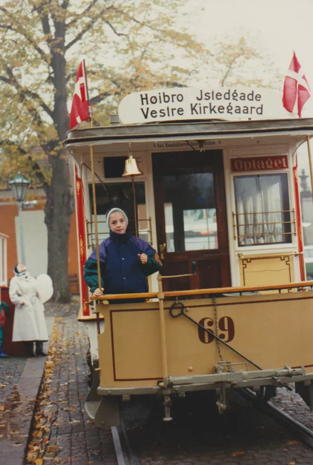 Arkivfoto: København hestesporvogn 69 "Hønen" på Frederiksberg Runddel, set forfra (1988)