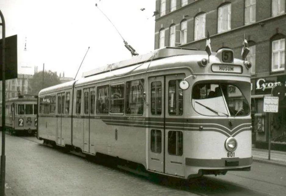 Arkivfoto: København sporvognslinje 5 med ledvogn 801 på Nørrebrogade (1960)